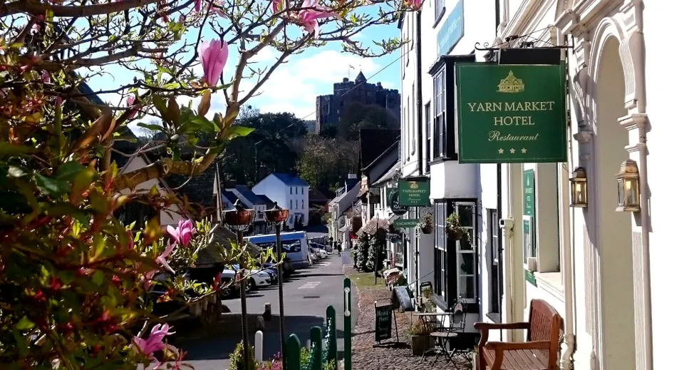 Yarn Market Hotel’s hanging sign and High Street frontage